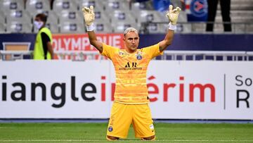 Durante uno de los entrenamientos con el PSG previo al juego de Champions contra el Atalanta, Keylor Navas demostr&oacute; su enorme t&eacute;cnica con los pies.