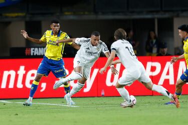 El lateral del equipo canario hizo un partido muy completo. Se encargó de frenar a Mbappé y Vinicius. Además, supo sumarse con peligro al ataque. 