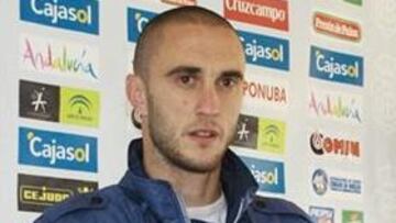 <b>ALBIAZUL. </b>El ex bético Dani posa con su nueva indumentaria.