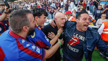BURGOS (CASTILLA Y LEÓN), 25/05/25.- El entrenador del Levante, Julian Calero (c), celebra el ascenso a Primera División tras ganar al Burgos CF este domingo en el partido de LaLiga Hypermotion celebrado en el Estadio Municipal El Plantío de Burgos. EFE/Santi Otero