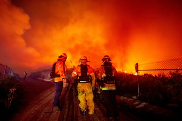 Desde la unidad de bomberos de Los ?ngeles se ha pedido moderar el servicio del agua de los ciudadanos con el objetivo de no afectar la presin del lquido para los casi 850 bomberos que trabajan en la zona.