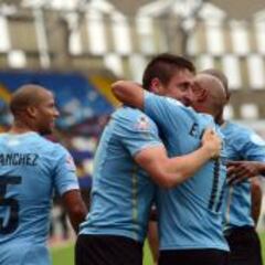 Uruguay no luce pero festeja un duro estreno ante Jamaica