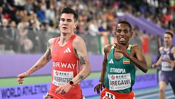 Athletics - World Athletics Indoor Championships - Nanjing Youth Olympic Sports Park, Nanjing, China - March 22, 2025 Norway's Jakob Ingebrigtsen and Ethiopia's Berihu Aregawi in action during the men's 3000m Final REUTERS/Dylan Martinez