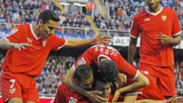 <b>TRIUNFO MERECIDO. </b>Medel, tras marcar el 1-1 es felicitado por Navarro y Coke, mientras acuden a la celebración Navas y Kanouté.