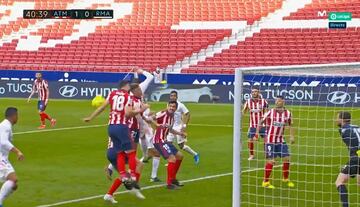 En un derbi básico para el devenir del campeonato liguero, un gol de Karim Benzema en el último minuto de partido evita que el Madrid pierda ante el Atlético en el Wanda Metropolitano. El delantero francés remató una jugada entre Casemiro y él para salvar un punto y dejar la diferencia con los rojiblancos en cinco puntos. La polémica radica en una mano de Felipe, defensor atlético, dentro del área rojiblanca. Los madridistas pidieron penalti y el colegiado del encuentro, Hernández Hernández, tras revisar la jugada a través del VAR, decide no señalar la posible infracción…