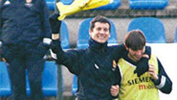 <B>BUEN HUMOR</b>. Solari, ayer, bromeando con Celades en el entrenamiento.