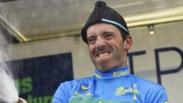 Javi Moreno festeja en el podio.