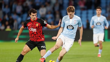 El delantero sueco Williot Swedberg, del Celta, pugna por un balón con Mateu Morey, del Mallorca, en el partido de la jornada 16 de la Liga que Celta de Vigo y RCD Mallorca jugaron en Balaídos.