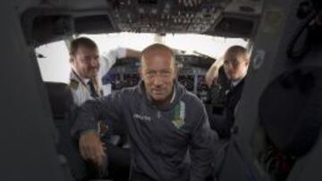 CANSANCIO. Calderón posa para AS en la cabina del avión que trajo al Betis con retraso desde Kazán.