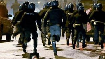 <b>ARDE ROMA: 75 CARABINIERI HERIDOS POR LOS TIFOSI ULTRAS</b>. Roma vivió una tarde-noche del domingo muy violenta. Los ultras tomaron las calles y montaron una guerrilla auténtica con barricadas de fuego y asaltos a las comisarías de Policía.