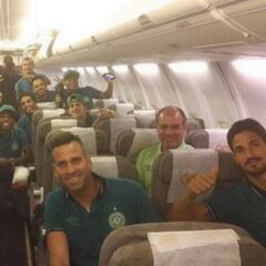Chapecoense posa en un avión por primera vez tras la tragedia