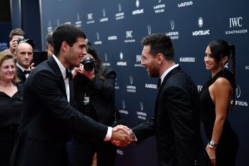 Laureus World Sportsman of the Year nominee Argentinian football player Lionel Messi (2nd-R) shakes hands with Laureus World Breakthrough of the Year nominee Spanish tennis player Carlos Alcaraz (C-L) on the red carpet prior to the 2023 Laureus World Sports Awards ceremony in Paris on May 8, 2023. (Photo by JULIEN DE ROSA / AFP)