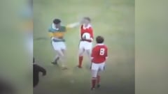Sale a la luz esta surrealista reacción de un árbitro cuando dos jugadores se pelean