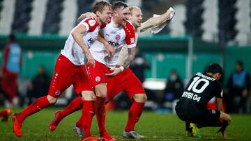 Los jugadores del Essen celebran el triunfo sobre el Leverkusen.