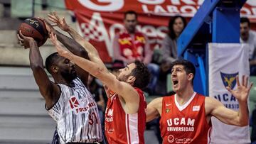 GRAF8096. MURCIA, 16/12/2018.- El alero congoleño de Montakit Fuenlabrada Christian Eyenga (i) protege la pelota ante el escolta Álex Urtasun (c) y el ala pívot croata Damjan Rudez (d), de UCAM Murcia, hoy durante el partido de la duodécima jornada de la Liga Endesa, que están disputando en el Palacio de los Deportes de Murcia. EFE/Marcial Guillén