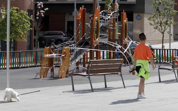 Los niños no podrán acudir a los parques infantiles para evitar la concentración de gente. EFE/LUIS TEJIDO