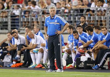 Después del trienio de Mourinho, el club blanco (que pagó cuatro millones de euros para liberarle del contrato que tenía en el Parque de los Príncipes) confió en el italiano para acometer la tarea que le quedó pendiente al portugués: la conquista de la Champions. Llegar y besar el santo. La Décima vino acompañada de la Copa ganada al Barcelona con el gol de Bale en plan Expreso de Cardiff. En su primer paso por el banquillo madridista, Ancelotti también dejó en las vitrinas del Bernabéu una Supercopa de Europa y un Mundial de Clubes. Se le resistió la Liga, la única en la que ha dirigido que le falta en su palmarés como entrenador. En los 76 partidos de su primera etapa consiguió 57 victorias, 8 empates y 11 derrotas.