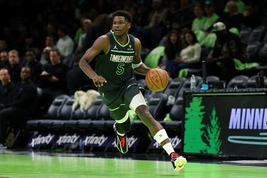 Edad: 24 | Posición: Escolta | Ingresos en cancha: 45,6 millones | Ingresos fuera de cancha: 20 millones