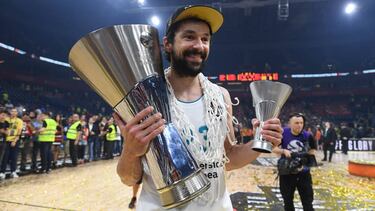 Sergio Llull, con el trofeo de campeón de la Euroliga.
