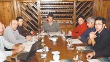 <b>AL COMPLETO. </b>Gil Marín se reunió con los dirigentes del club.