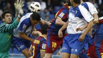 <b>SIN REACCIÓN. </b>La defensa blaugrana dejó a los jugadores blanquiazules sin ninguna oportunidad de remontar el marcador.