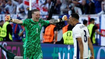 Jordan Pickford y Trent Alexander-Arnold, jugadores de la Selección inglesa, celebran la clasificación a semifinales.