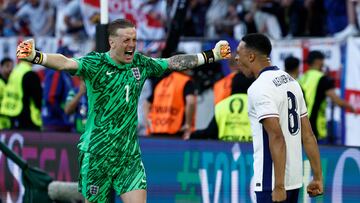 Jordan Pickford y Trent Alexander-Arnold, jugadores de la Selección inglesa, celebran la clasificación a semifinales.