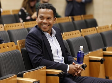 Un familiar acompañó a Raphael Varane en el acto.