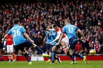 Alexis Sánchez fue la mejor figura de Arsenal: anotó doblete y dio el pase para el tercer gol, en el triunfo sobre Stoke City.