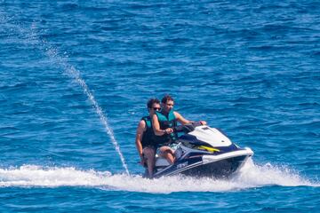 El tenista espa?ol se recupera de su lesi車n abdominal, que le oblig車 a abandonar el Grand Slam brit芍nico, en las aguas de la isla balear a bordo de un barco y rodeado de amigos.