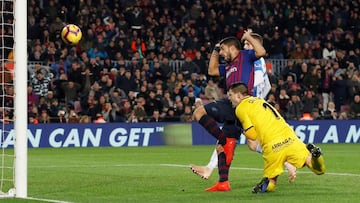 Su&aacute;rez scores Barcelona&#039;s second goal