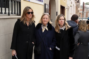 Alejandra Prat, Marianne Sandberg y Andrea Prat a su salida de la capilla ardiente.