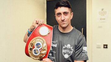 El futbolista español Pablo Hernández posa con el cinturón de campeón del peso pluma de la IBF de Josh Harrington.