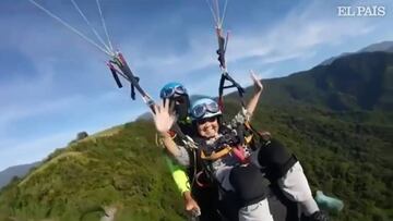 Una mujer de 93 años cumple su sueño de volar en parapente