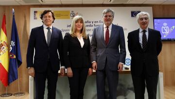 De izquierda a derecha, Jos&eacute; Ram&oacute;n Lete, Snezana Samardzic, I&ntilde;igo M&eacute;ndez de Vigo y Gustavo Su&aacute;rez Pertierra. 