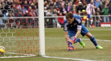 En el derbi del 7 de febrero de 2015 fue muy señalado por el resultado final en el Manzanares, 4-0. Pero sobre todo por el posible error en el primer gol de Tiago para el Atlético de Madrid, que el meta negó al finalizar el partido.  