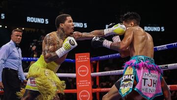 Gervonta Davis golpea a Mario Barrios.