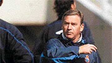 <b>EN SINTONÍA.</b> Javier Clemente señaló ayer que se siente muy identificado con el Espanyol y que está dispuesto a seguir en el club blanquiazul.