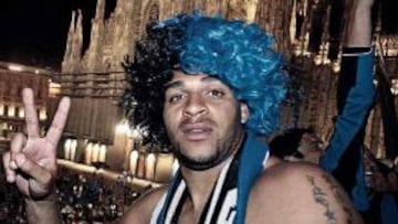 <b>PROBLEMÁTICO. </b>Adriano celebró de esta guisa un título del Inter.