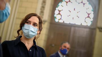 GRAF4181. MADRID, 07/07/2020.- La presidenta de la Comunidad de Madrid, Isabel Díaz Ayuso, asiste a la misa solemne en recuerdo de los fallecidos con coronavirus organizada por la Real Congregación de San Fermín de los Navarros, en la festividad de San Fermín, hoy martes en Madrid. EFE/D.SINOVA/Comunidad de Madrid ***SOLO USO EDITORIAL/NO VENTAS***