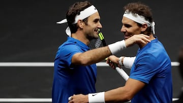 Rafa Nadal y Roger Federer se abrazan tras ganar su partido de dobles en la Laver Cup 2017.