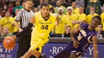 Devoe jugando con la Universidad de Oregon.