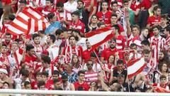 Aficionados del Granada durante un partido en Los Cármenes.