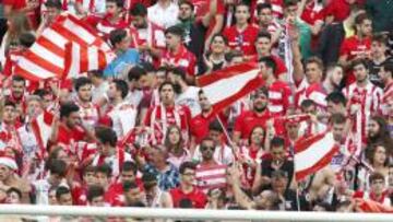 Aficionados del Granada durante un partido en Los Cármenes.