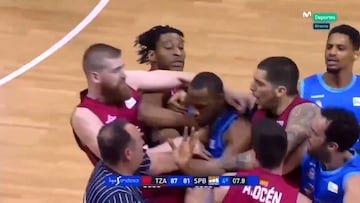 Pelea entre Burgos y Zaragoza a 7" del final: Okoye acabó por los suelos