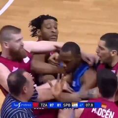 Pelea entre Burgos y Zaragoza a 7" del final: Okoye acabó por los suelos