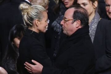 El expresidente francés François Hollande mostrando sus condolencias a la viuda de Johnny Hallyday, Laeticia Hallyday.