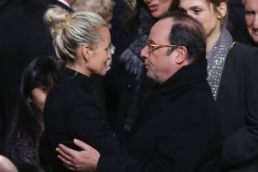 El expresidente francés François Hollande mostrando sus condolencias a la viuda de Johnny Hallyday, Laeticia Hallyday.