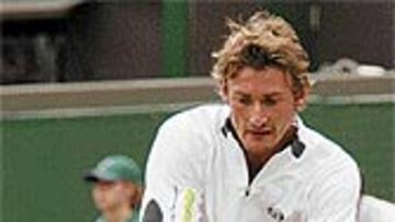 <b>ADAPTACIÓN.</b> Ferrero también es grande sobre hierba. En la imagen, ante Godwin.