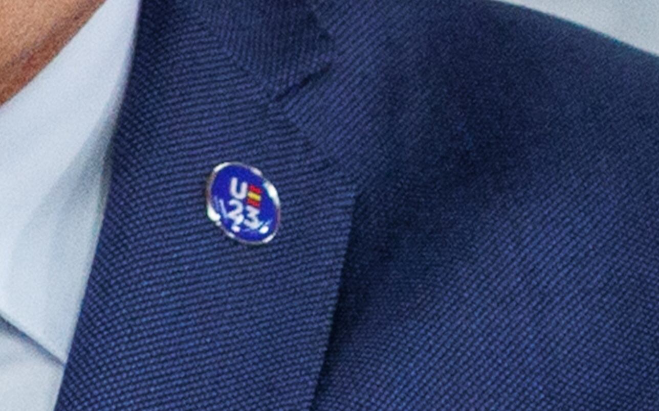 ¿Qué significa el nuevo pin que lleva en la solapa Pedro Sánchez?